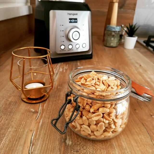 Addict au beurre de cacahuète 🤩❓ Bienvenue dans le club ! C’est un aliment super intéressant nutritionnellement…mais seulement si on sait bien le choisir .
Souvent les industriels rajoutent des matières grasses hydrogénées (à éviter à tout prix ⛔, pleaaaaase !), du sucre et du sel. 
Rien ne vaut le fait maison : 
✅ Facile. Vite fait. Moins cher. Meilleure qualité. Zéro déchet.

Il suffit de mixer des cacahuètes non salées jusqu’à obtenir une crème onctueuse. Pour que la magie opère rapidement, il vaut mieux mettre suffisamment de cacahuètes dans la cuve et avoir un mixer puissant. Avec mon blender @homgeek, j'en mets 400g. Si j'en mets moins, c'est suuuuper long à se transformer en pâte ! 

Et hop dans un joli petit pot en verre. Le tour est joué !

💡 Le beurre de cacahuète est naturellement riche en protéines, autant que la viande. Hé oui, il contient quand même 27g de protéines/100g, c'est pas rien ! 💪
Avis aux sportifs….et aux gourmands !

TAG UN AMI en commentaire pour partager l’astuce 😍
_______
Je suis diététicienne-nutritionniste. 
Ma spécialité, c’est la téléconsultation ! Alors, où que tu sois sur cette planète🌍, viens vite visiter mon site Internet (lien dans ma bio ⬆️ ) et réserve la formule qui te correspond. 
A très vite !
💻 www.monrendezvousnutrition.com

#alimentationsaine #healthyfood #dietetique #nutrition #mieuxmanger #food #recipe #nutritionsportive 
#peanutbutterlover #vegan #zerodechet