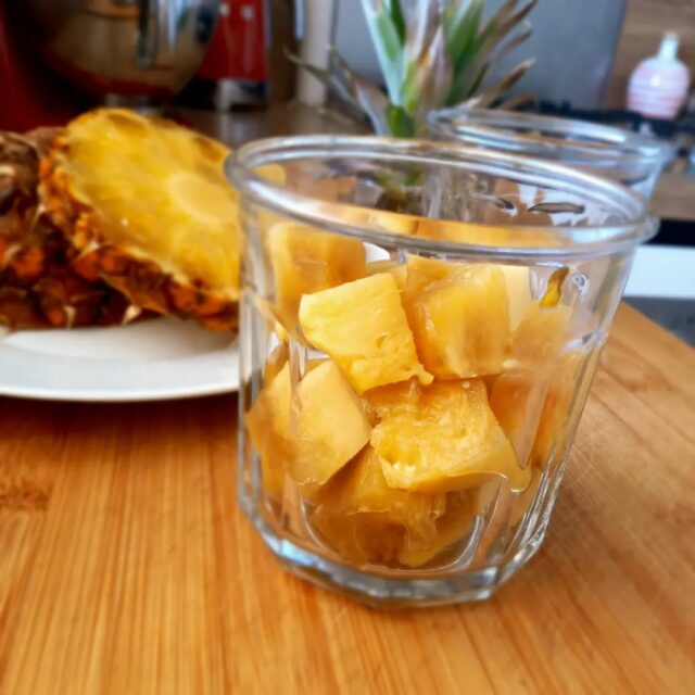 🍍Vitamines et digestion🍍

Ceux qui sont déjà allés sur mon site le savent... j'aime l'ananas 🧡 !
Pour préserver un max de ses vitamines, il y a  quelques petites choses savoir. 
Comme tu le sais peut-être déjà (ou pas), les vitamines sont très sensibles à l'air et à lumière. Donc dès que tu commences à découper ton ananas ou à l'éplucher, le compte à rebours démarre... La perte en vitamines est lancée ! 
Et c'est valable pour tous les fruits et légumes.

⏱️ Tic tac 

☆ ⛔️ N'épluche ni ne découpe jamais ton ananas entièrement avant de le conserver "tout nu" au frigo ! 

☆ 🔪 Enlève le plumet, puis découpe des tranches en commençant par le côté plumet.

☆ 🧊 Au frigo, conserve ton ananas entammé sur une assiette (comme sur la photo) ou emballe la partie coupée avec un film étirable pour l'isoler de l'air. 

☆ Épluche ta tranche d'ananas juste avant de la consommer. 

🌱 En médecine traditionnelle chinoise, on conseille de consommer les fruits à température ambiante, pas directement à la sortie du frigo. Cela facilite le travail de digestion et demande moins d'énergie à ton corps !

Ce post t'a plu ? ❤️
💻 www.monrendezvousnutrition.com 
__________
#pineapple #vitamine #alimentationvivante
#alimentationsaine #healthyfood #dietetique #nutrition #mieuxmanger #mangerplusmangermieux 
#equilibragealimentaire
#pertedepoids #pertedegras
#mtc #medecinechinoise
#medecinetraditionnellechinoise