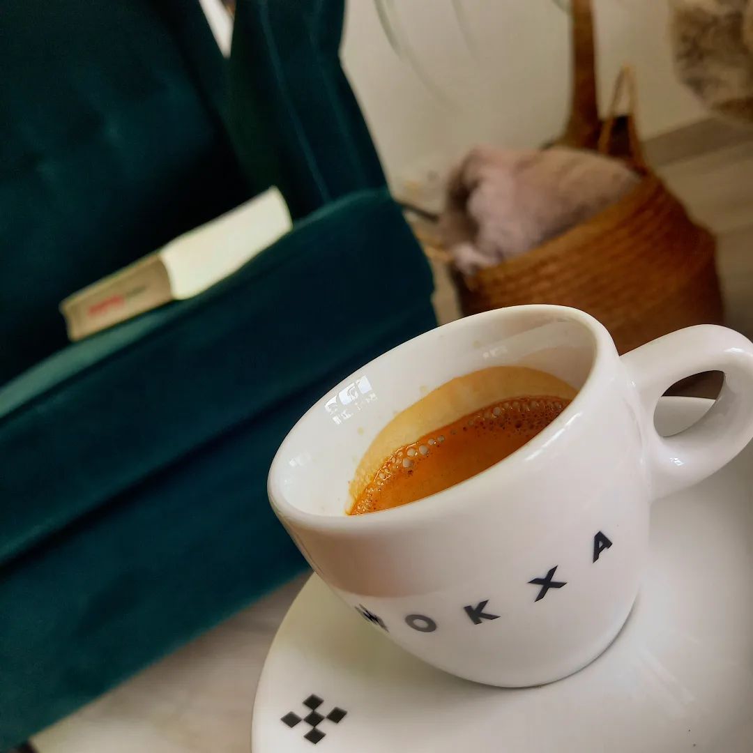 ☕️ 📖 Bon dimanche 😊

Ces tasses sont canons 🤩🤩🤩, on est d'accord ???

#mokxa #cafemokxa #coffelover #coffeeaddict #coffee #coffeetime
#specialtycoffee #cafedespecialite